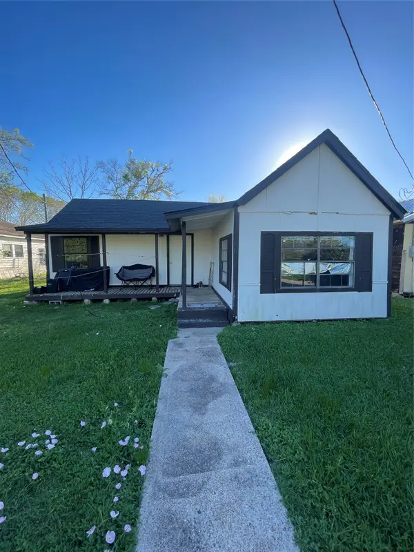 105 N Carver Street, Edna, TX 77957