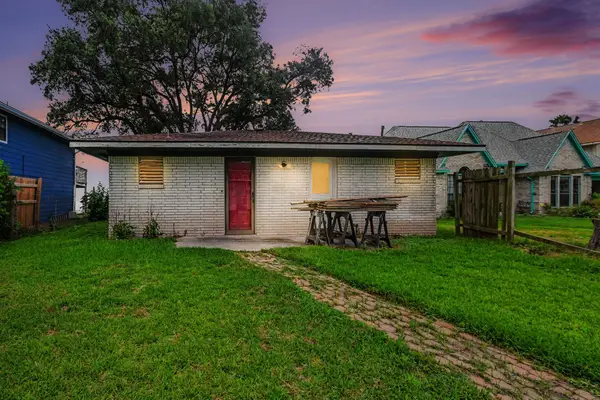 10518 Ocean Drive, Beach City, TX 77523
