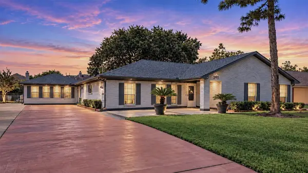 201 Amber Lane, League City, TX 77573