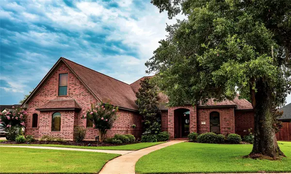 51 Red Maple Court, Lake Jackson, TX 77566