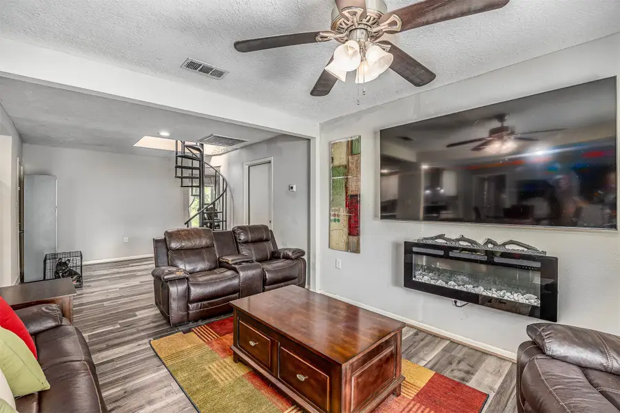 110 S 9th Street, Highlands, TX 77562 - #2