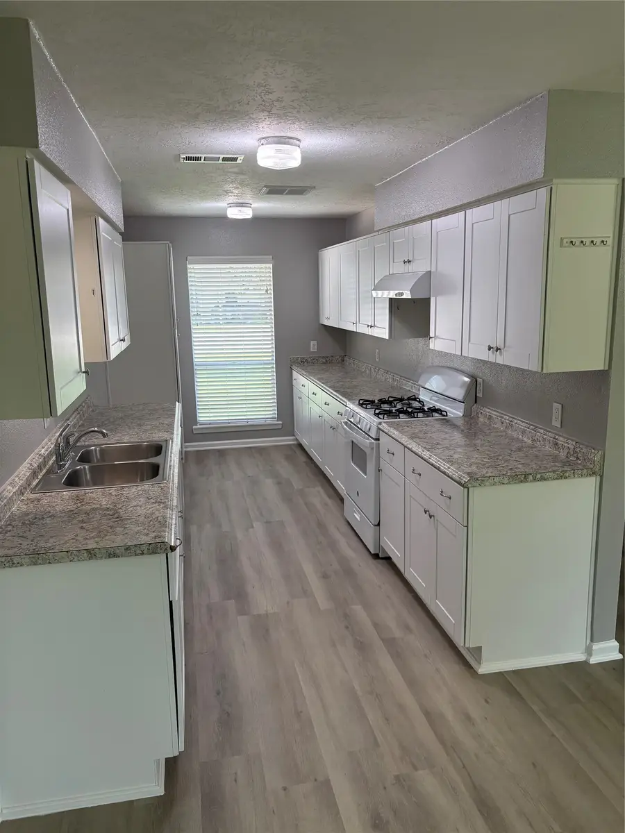226 E Dumble Street, Alvin, TX 77511 - #3