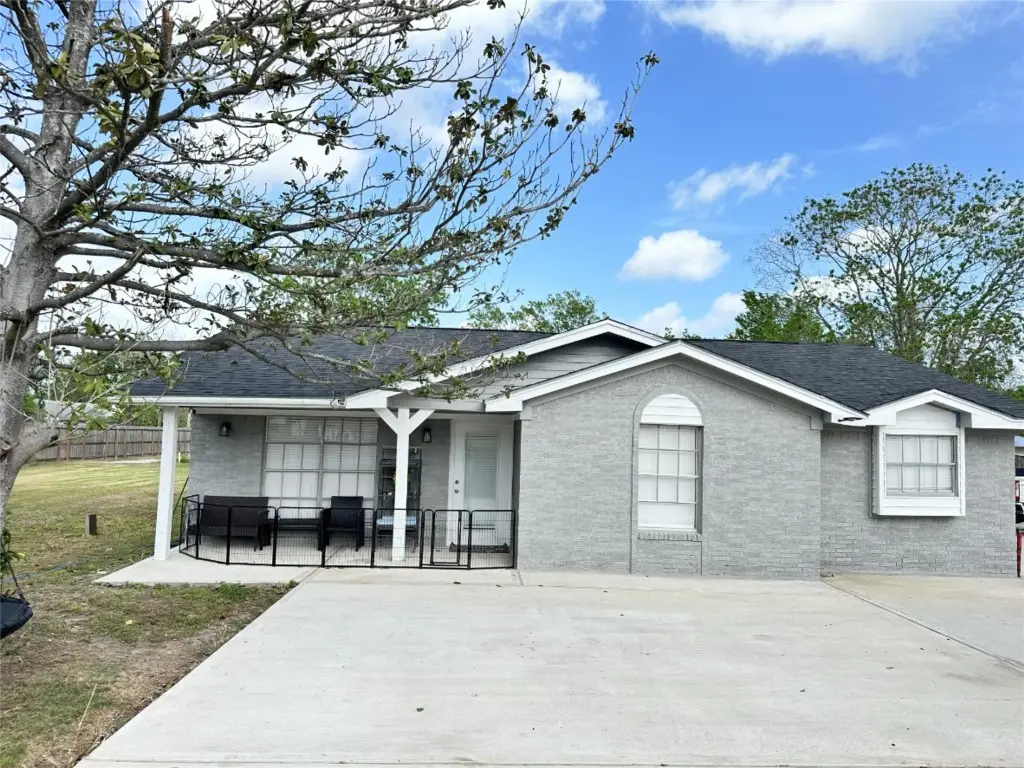203 S 5th Street, Highlands, TX 77562 - #1