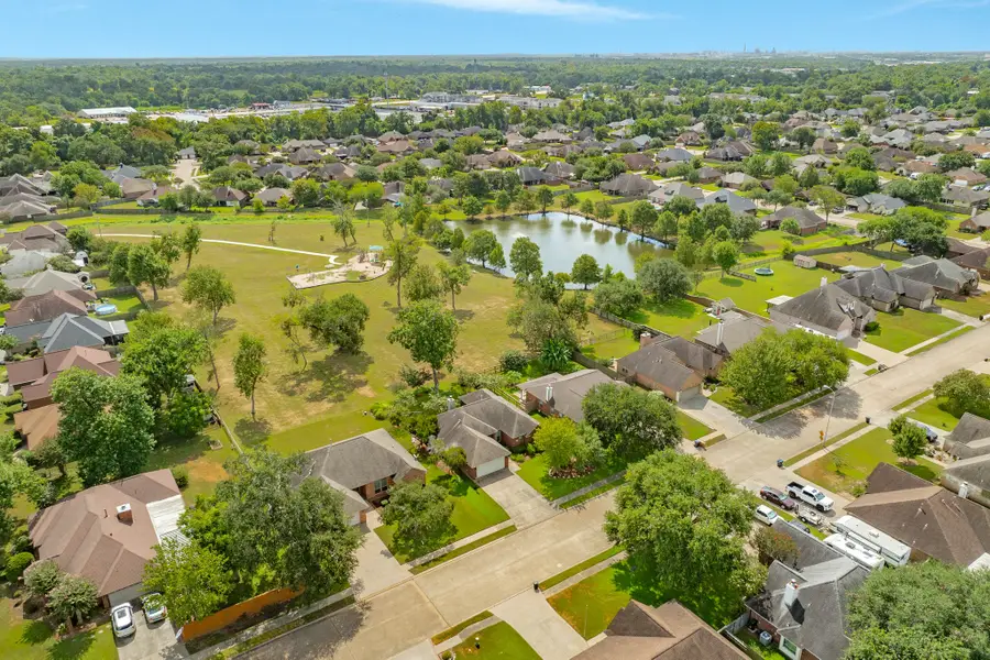 203 Lexington Avenue, Clute, TX 77531 - #2
