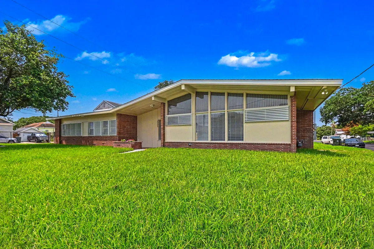 2005 Mary Moody Northen Boulevard, Galveston, TX 77551 - #1