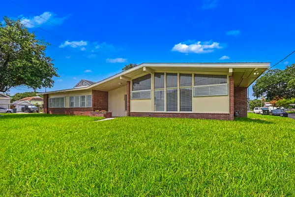 2005 Mary Moody Northen Boulevard, Galveston, TX 77551