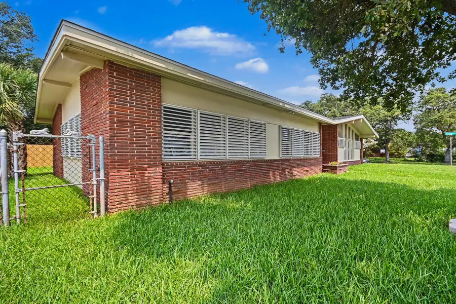 2005 Mary Moody Northen Boulevard, Galveston, TX 77551 - #3