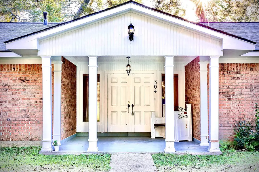 304 Van Winkle Street, Lake Jackson, TX 77566 - Image #2