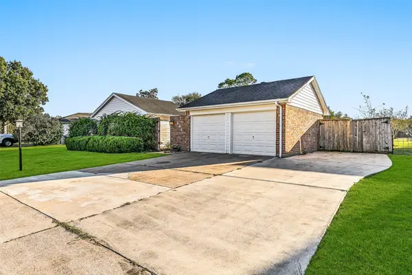 644 E Castle Harbour Drive, Friendswood, TX 77546