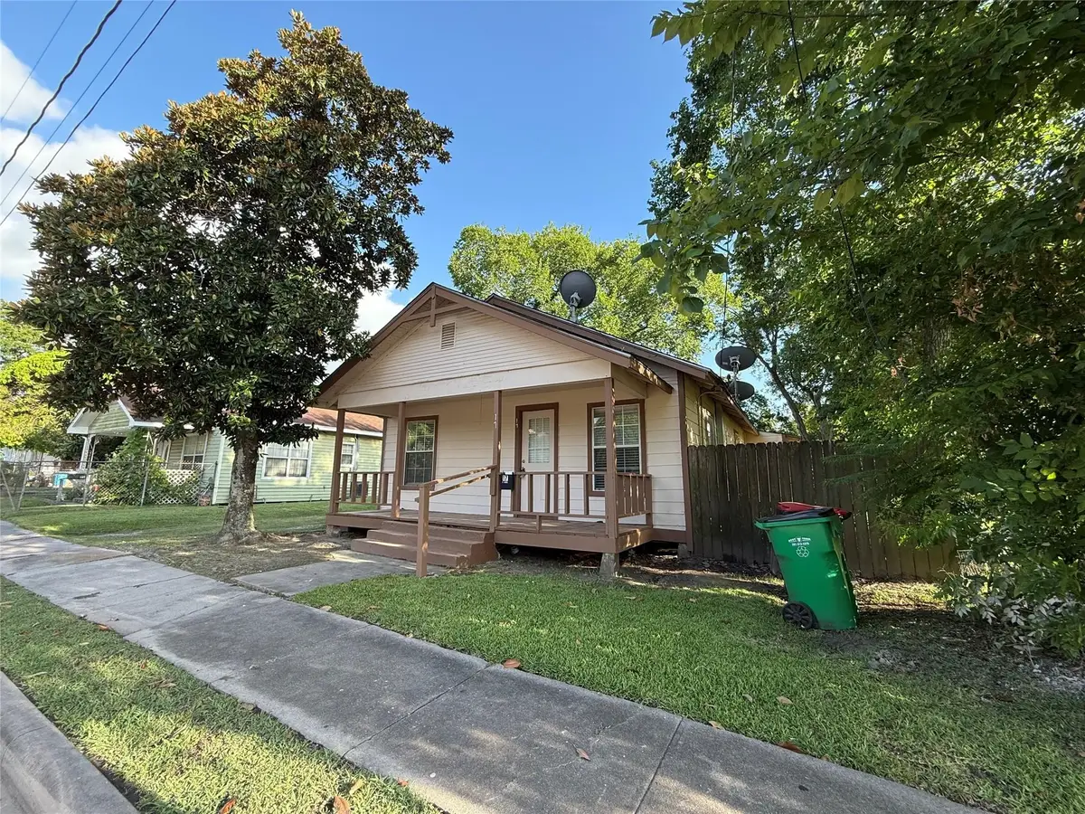 17 E James Street, Baytown, TX 77520 - #1