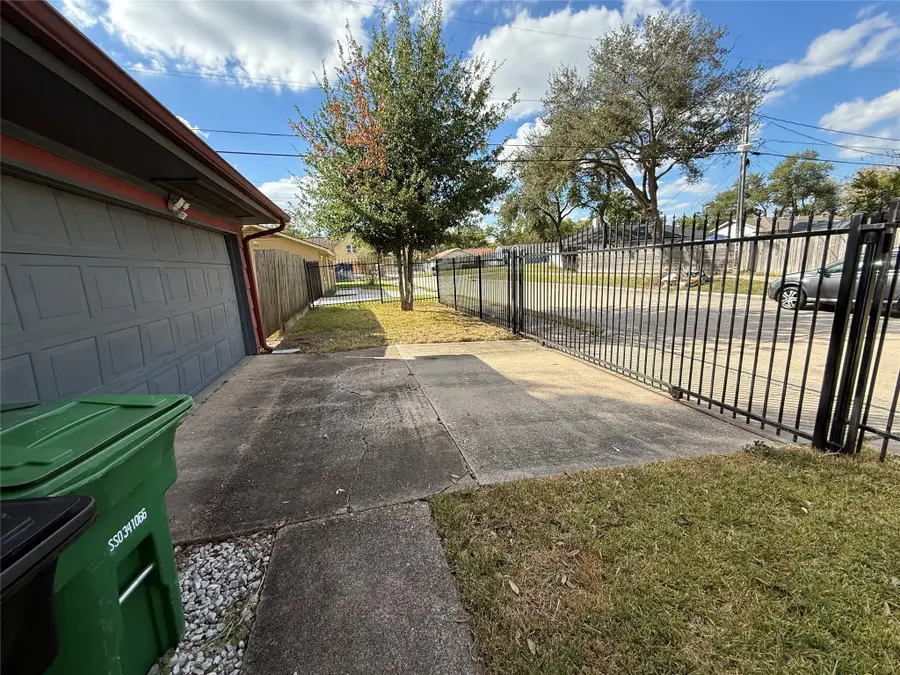1857 Huge Oaks Street, Houston, TX 77055 - Image #3