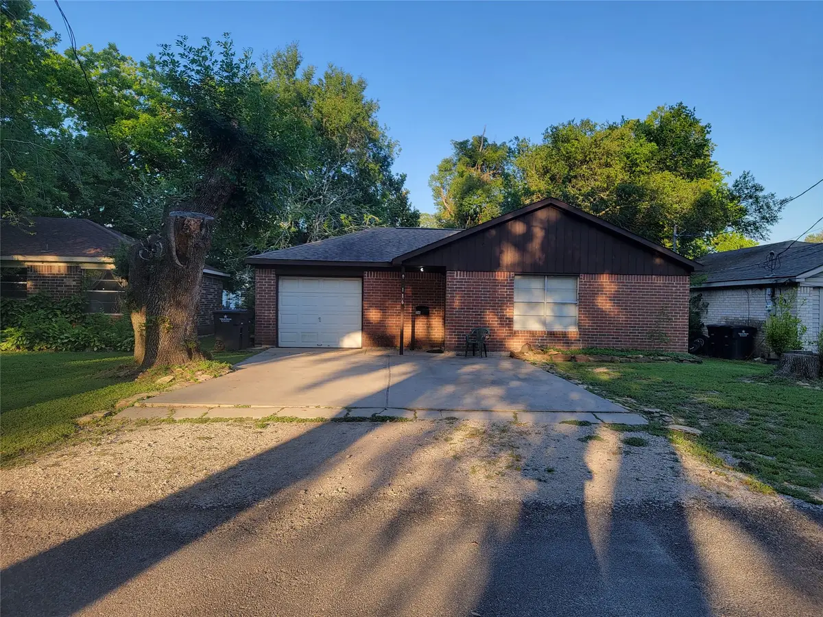 116 N Coffelt Street, Alvin, TX 77511 - #1