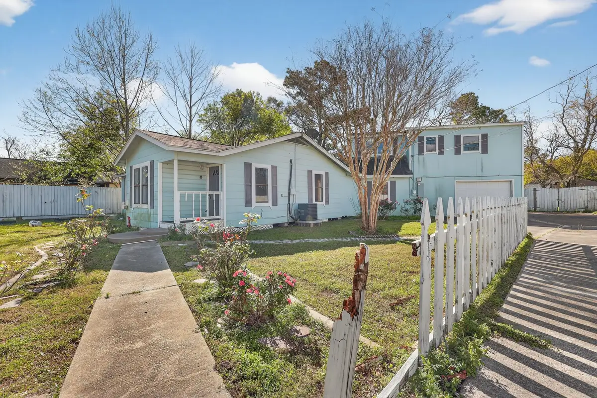 712 E Peach Street, Angleton, TX 77515 - #1