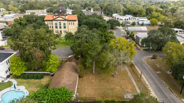 1210 Travis Street, Columbus, TX 78934