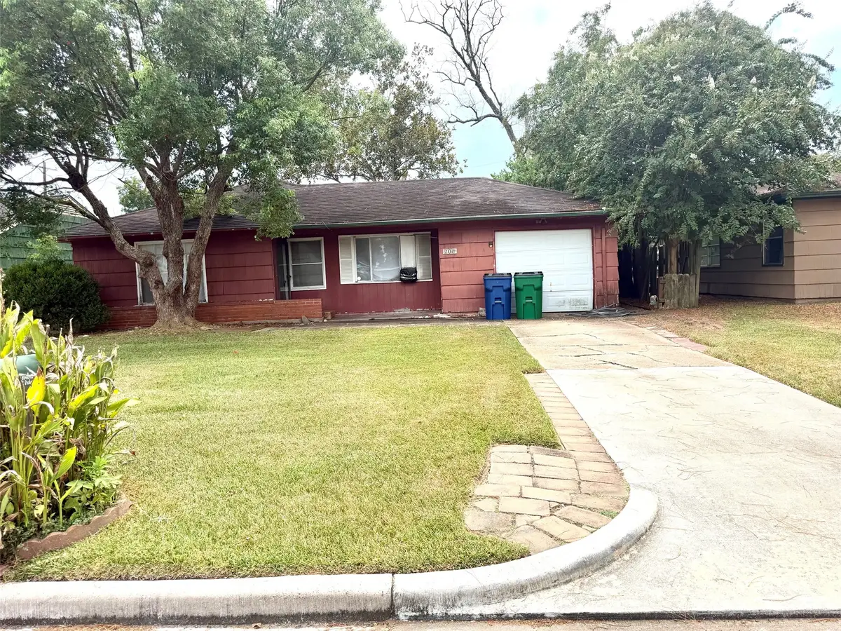 208 Richmond Street, Angleton, TX 77515 - #1
