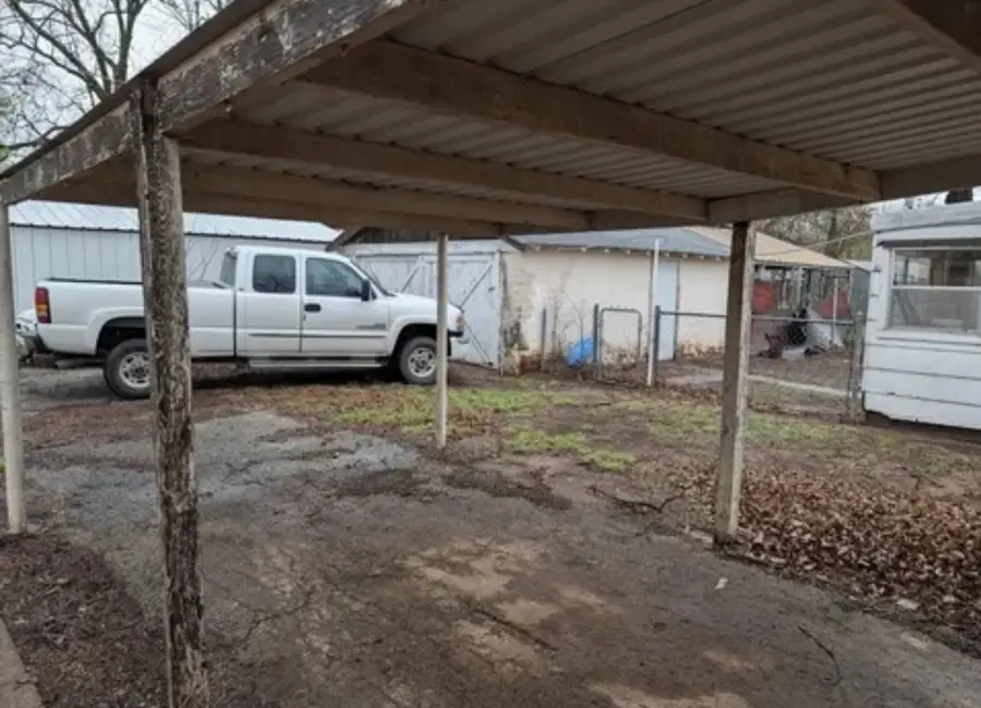 201 S Park Avenue, Iowa Park, TX 76367 - #3