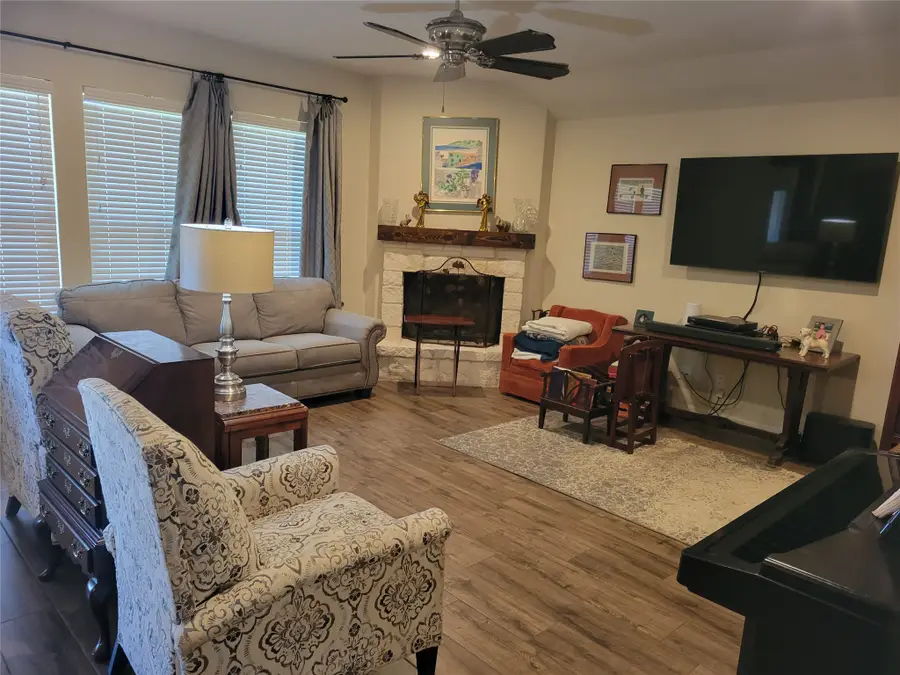 461 Twin Lakes Boulevard W, West Columbia, TX 77486 - #2