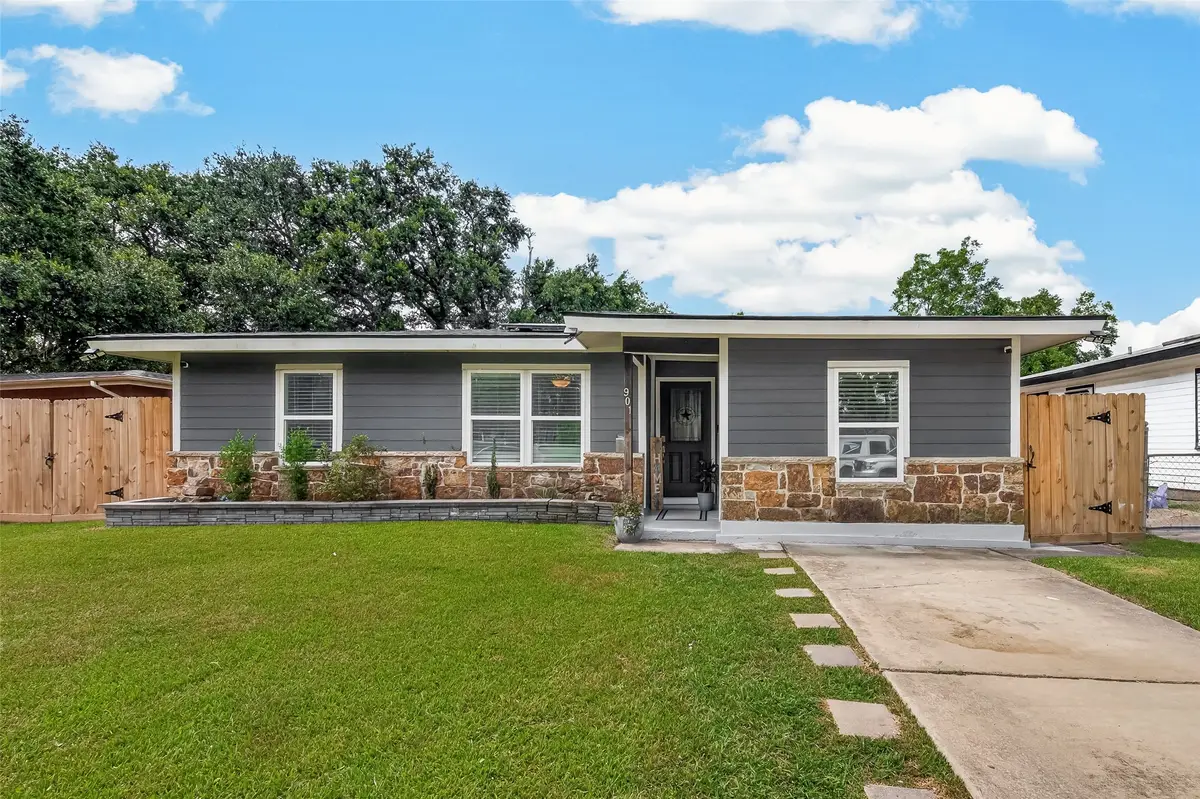 901 Temple Circle, Hitchcock, TX 77563 - #1