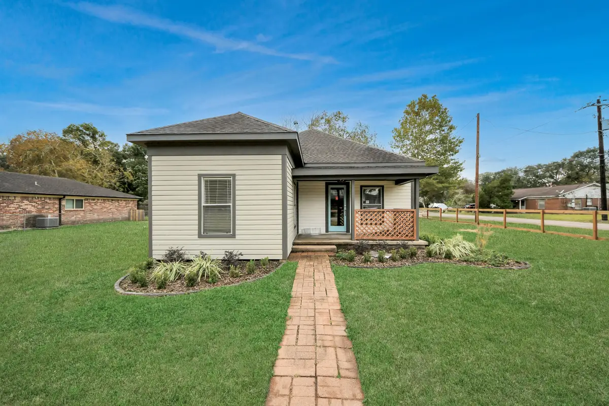 125 N Shirley St, Alvin, TX 77511 - #1