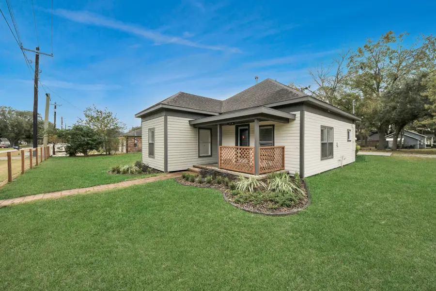 125 N Shirley St, Alvin, TX 77511 - #2