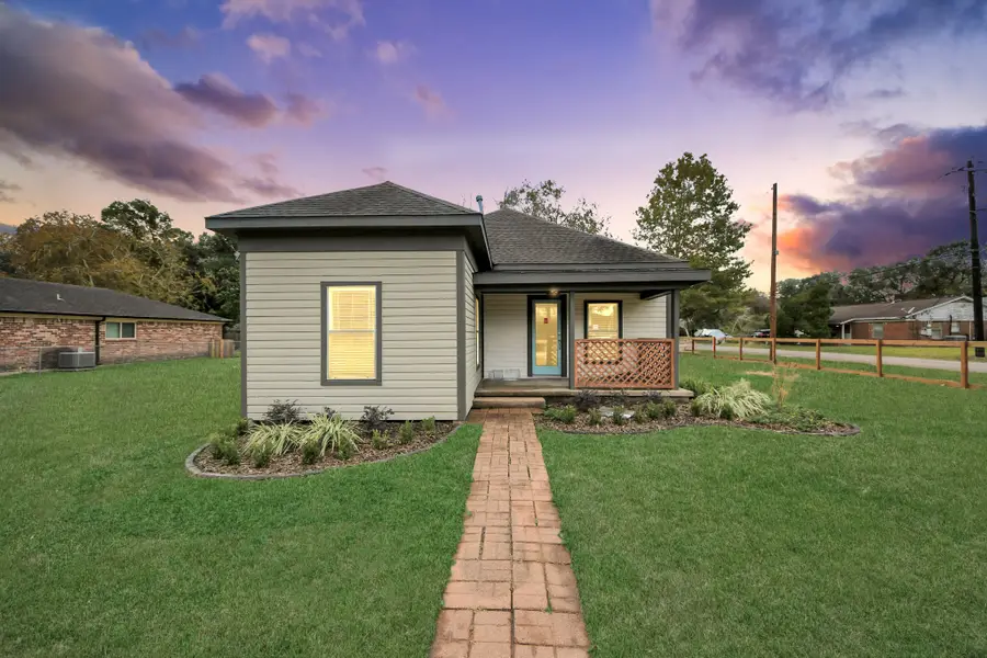 125 N Shirley St, Alvin, TX 77511 - #3