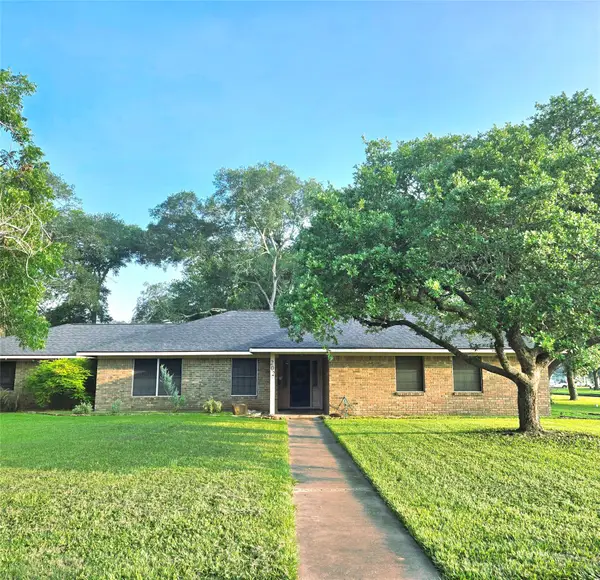 202 W West Street, El Campo, TX 77437