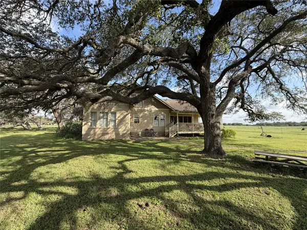 215 County Road 233, Hallettsville, TX 77964