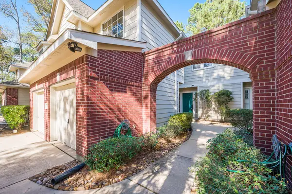 158 N Magnolia Pond Place #158E, The Woodlands, TX 77381