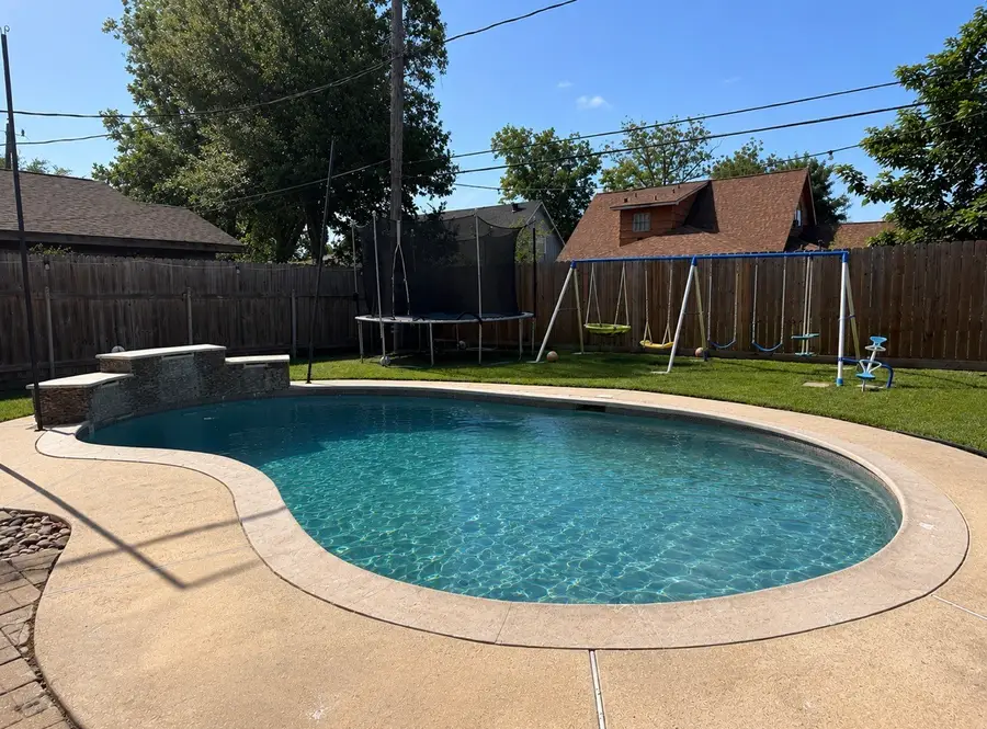 1608 Parkside Dr, Pasadena, TX 77502 - #2