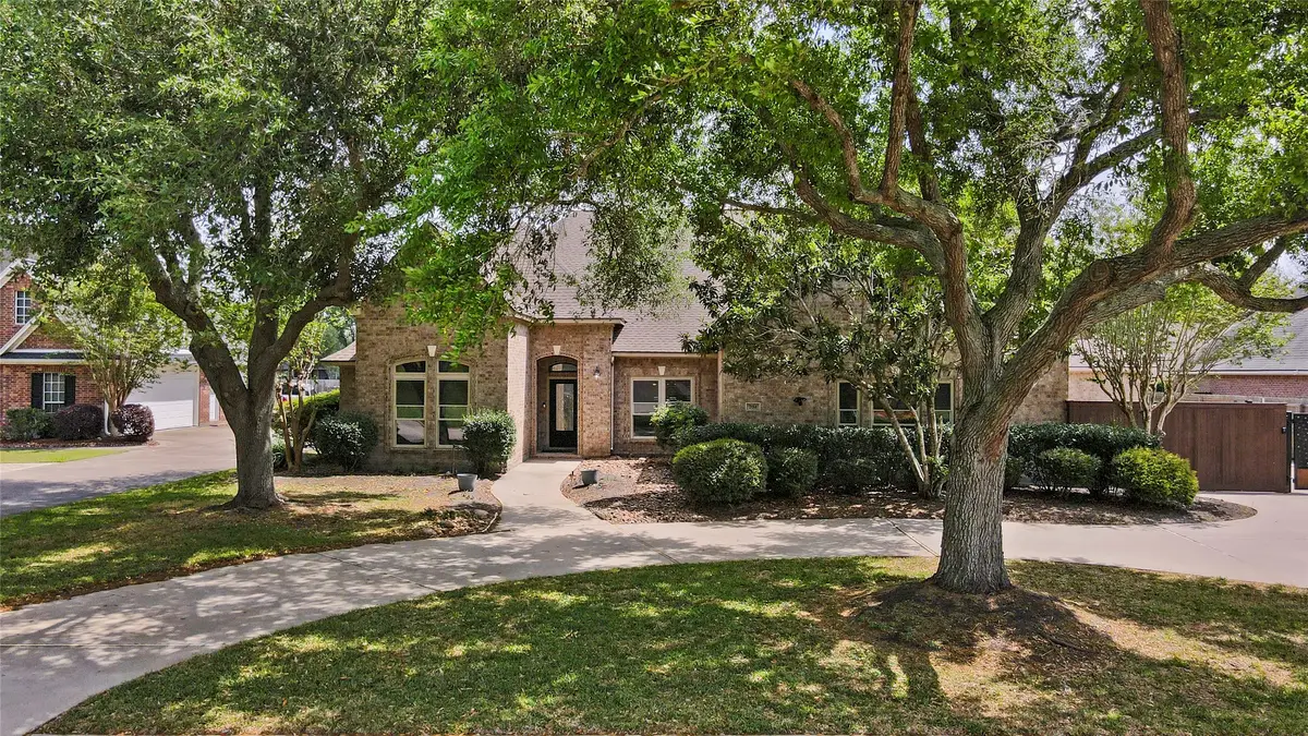 704 Heritage Oaks Dr, Angleton, TX 77515 - #1