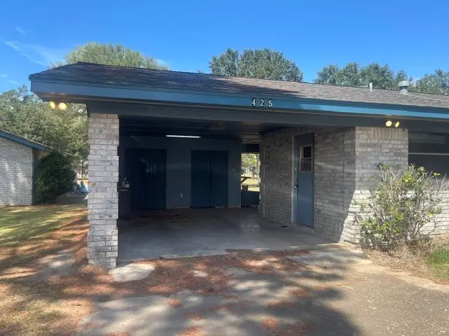 425 Margaret Street, El Campo, TX 77437 - #2