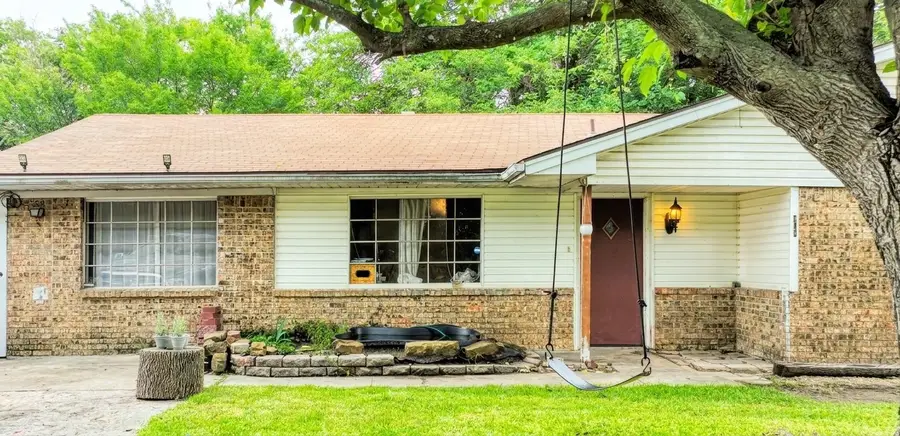 408 E Cheek Street, Saint Jo, TX 76265 - #2
