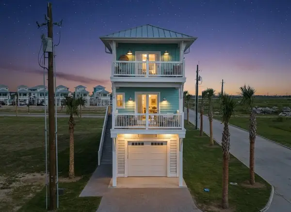 671 Seaside Dr, Crystal Beach, TX 77650