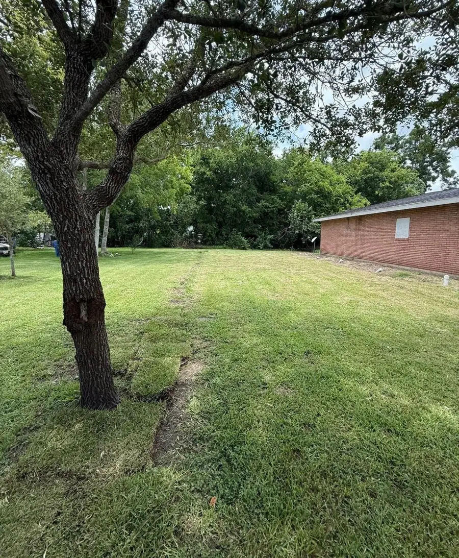 2912 Avenue J P Davis Avenue, Bay City, TX 77414 - Image #2