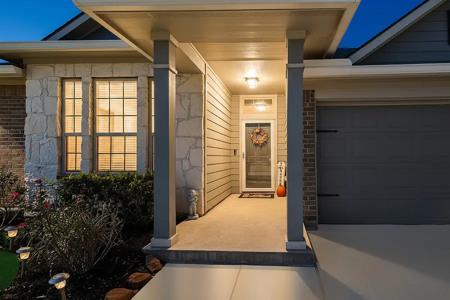 305 Brocks Court, Montgomery, TX 77356 - Image #2