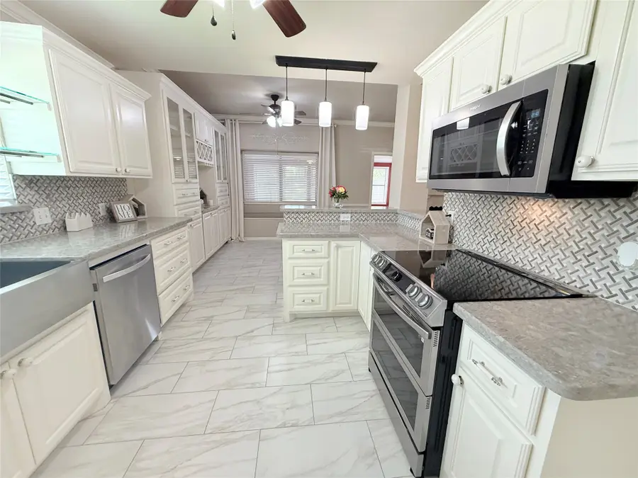 205 Peppermint Drive, Lake Jackson, TX 77566 - #3