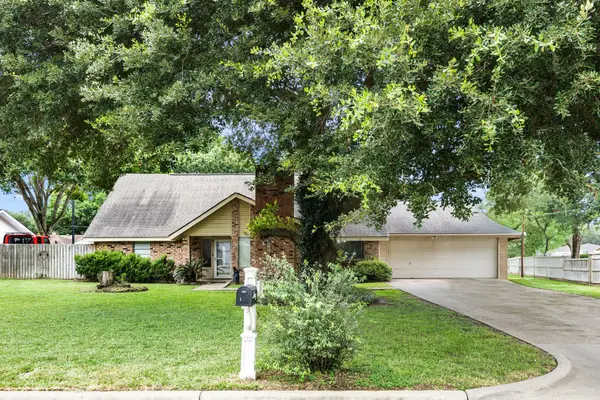 100 Crestview Street, Columbus, TX 78934