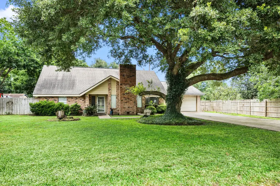 100 Crestview Street, Columbus, TX 78934 - #2