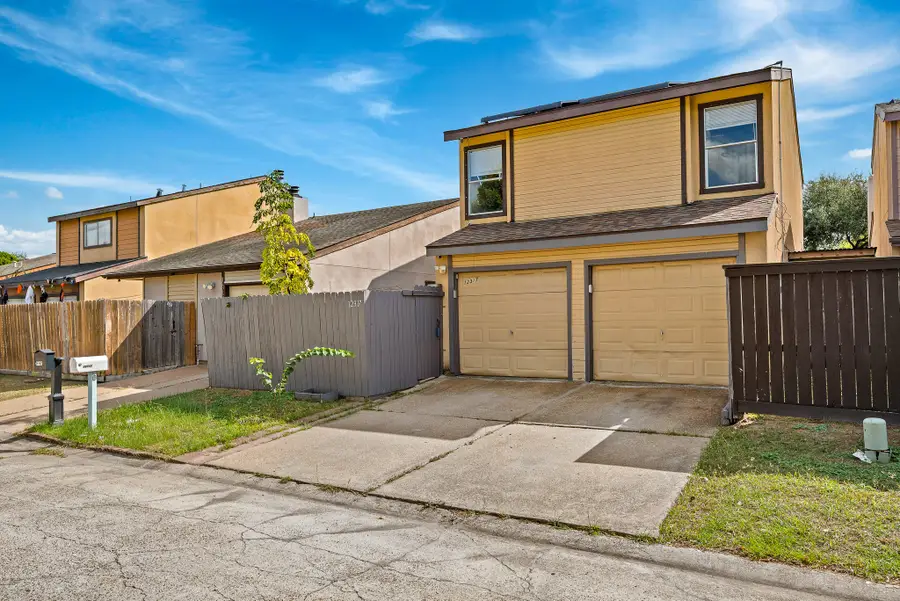 12317 Crest Lake Drive, Houston, TX 77072 - Image #2