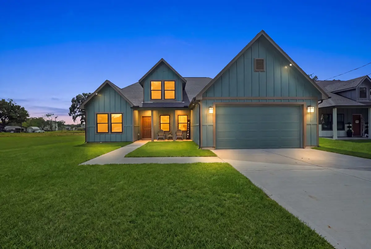 614 Austin Street, West Columbia, TX 77486 - #1