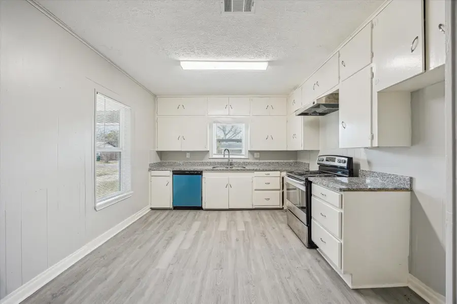 710 E Magnolia Street, Angleton, TX 77515 - #3