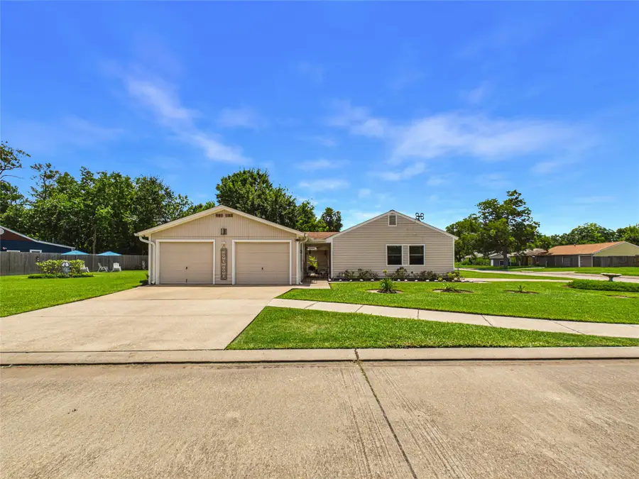 212 Elm Street, Lake Jackson, TX 77566 - #2