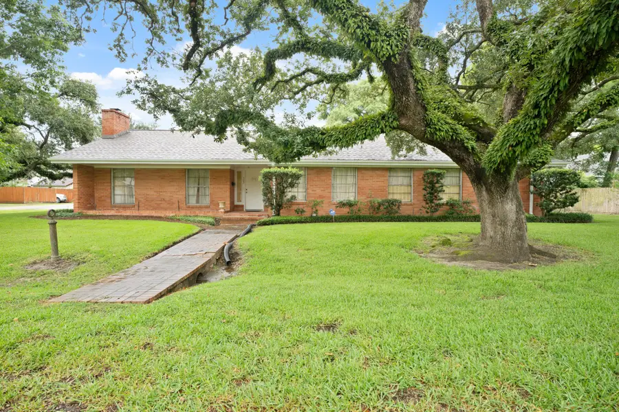 303 S Jackson Street, Alvin, TX 77511 - #2
