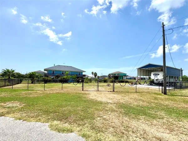 915 W Verdia Drive, Crystal Beach, TX 77650