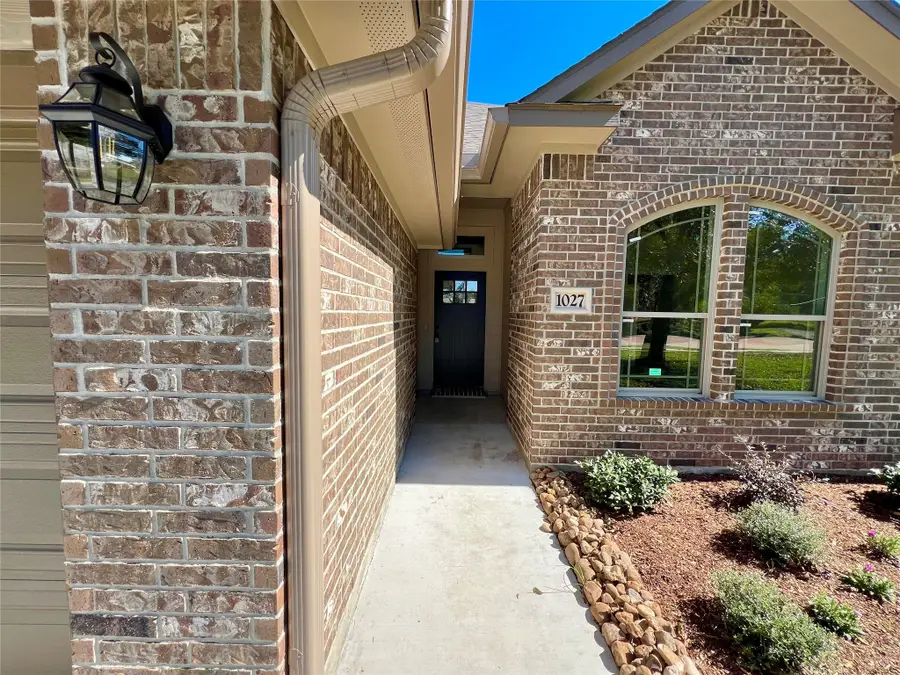 1027 S Anderson Street, Angleton, TX 77515 - Image #2