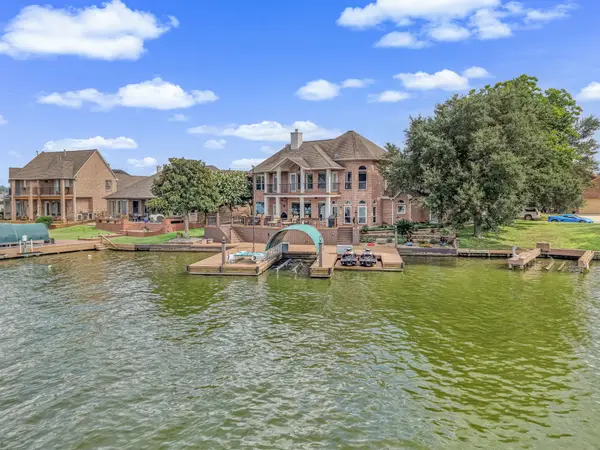 318 Bayshore Drive, Montgomery, TX 77356