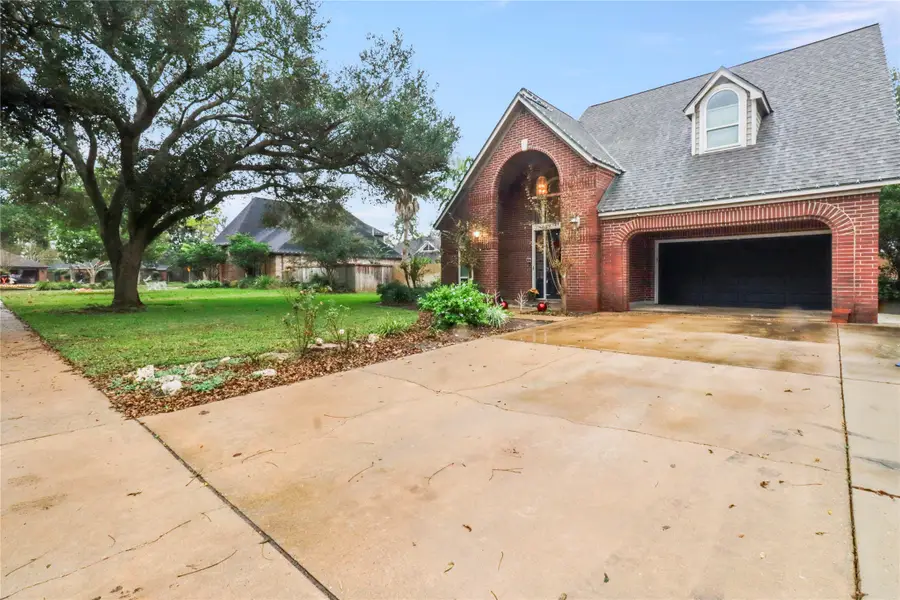 134 Strawberry Drive, Lake Jackson, TX 77566 - Image #2