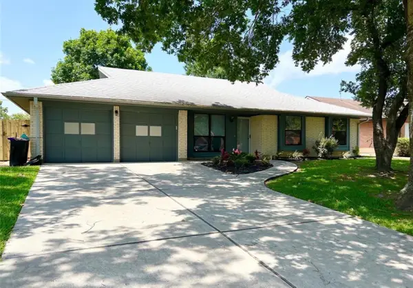 2022 Williamsburg Court N, League City, TX 77573