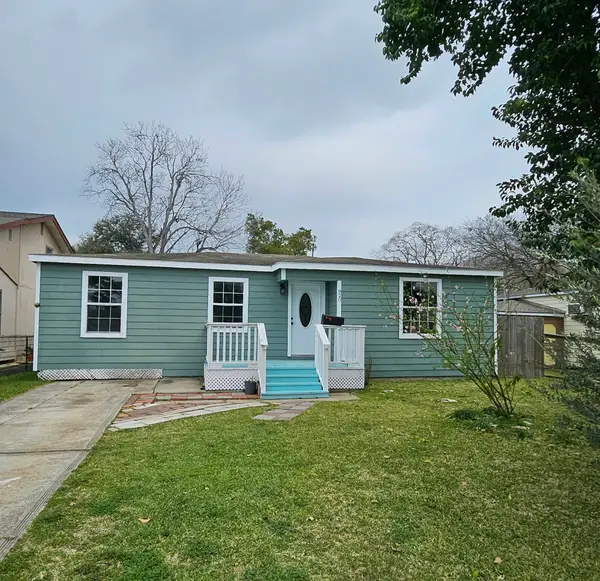820 12th Avenue N, Texas City, TX 77590