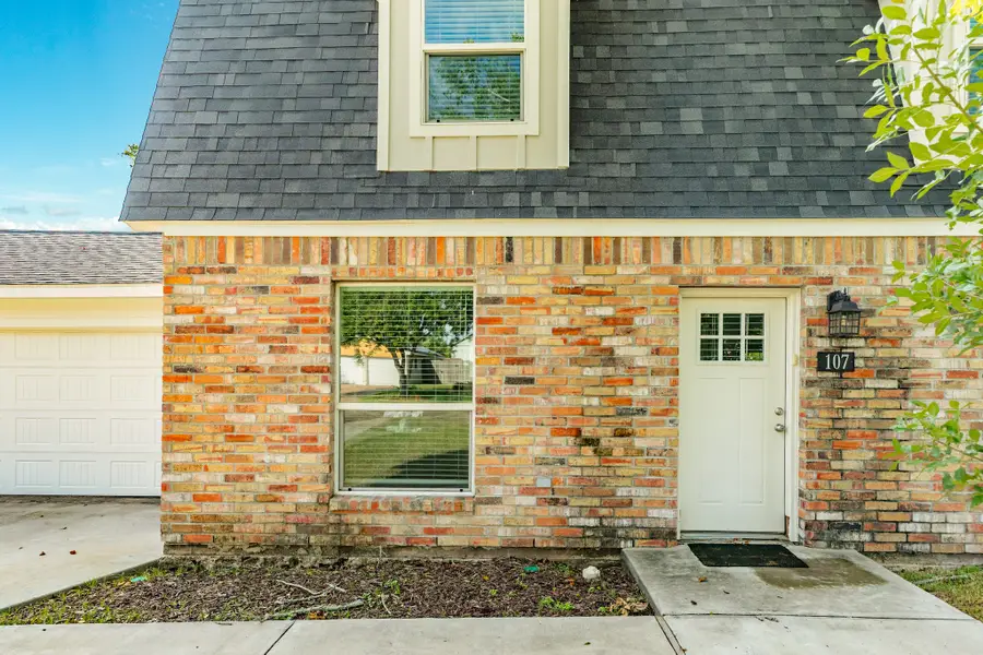 107 Maple Street, Lake Jackson, TX 77566 - Image #2